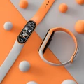Kép 5/6 - Xiaomi Mi Band 5/6 „Correa” sport szilikon szíj (fekete/narancs)